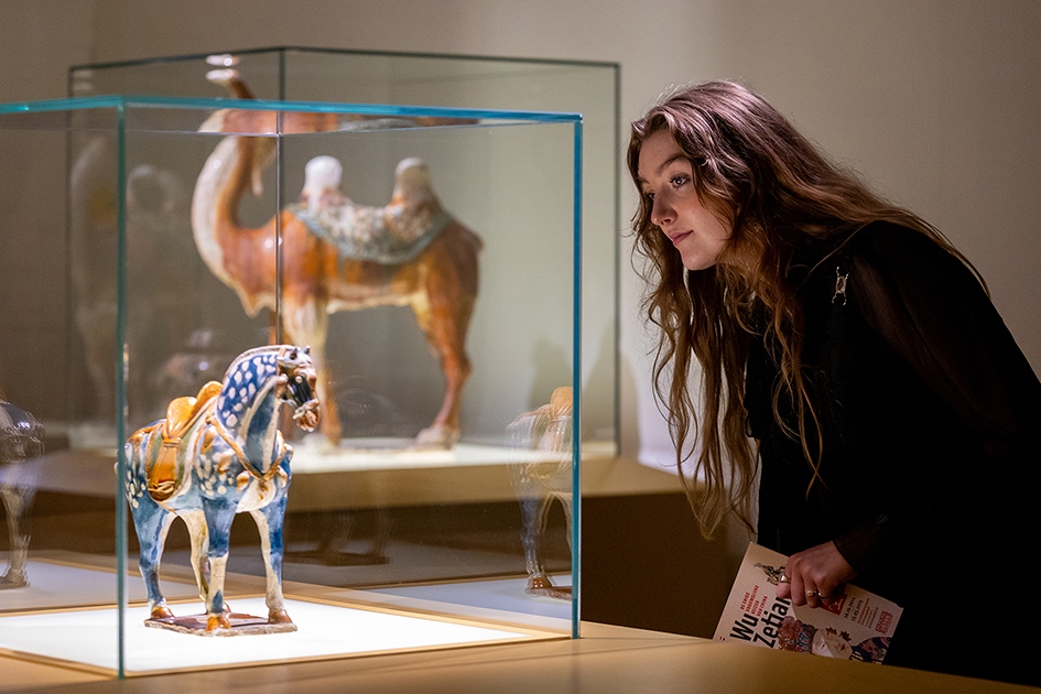 Visitor-in-Wu-Zetian-in-Princessehof-national-museum-of-ceramics.-Photo-by-Ruben-van-Vliet
