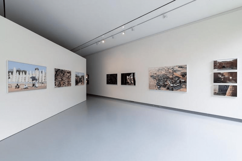 Zaaloverzicht ‘Iwan Baan – Momentum of Light’, foto: Michel Claus