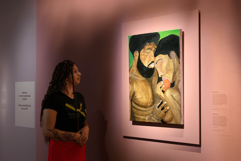 Zaaloverzicht ‘In the name of love’ met Kenneth Aidoo, ‘Adam and Eve’ 2025, foto: Mike Bink
