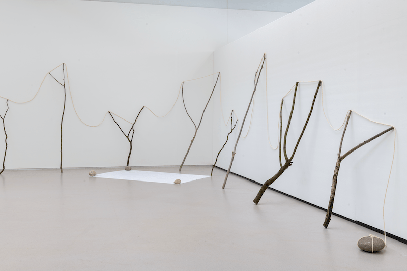 Zaaloverzicht ‘Kishio Suga – Where both sides meet’, foto: LNDWstudio