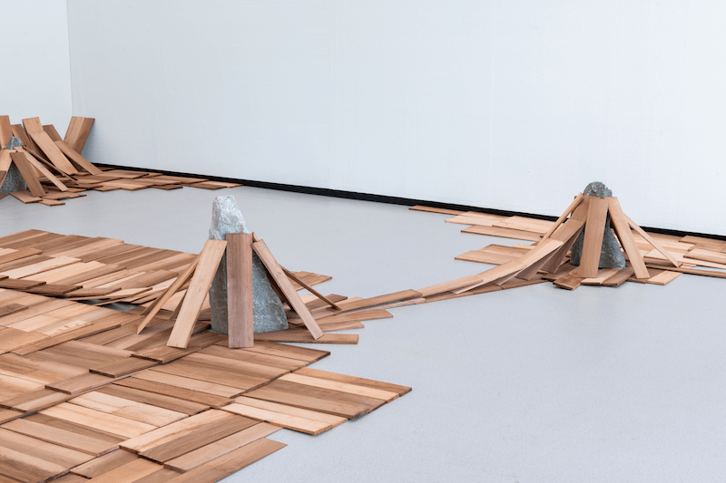 Zaaloverzicht ‘Kishio Suga – Where both sides meet’, foto: LNDWstudio