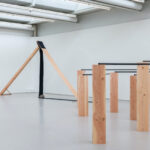 Zaaloverzicht ‘Kishio Suga – Where both sides meet’, foto: LNDWstudio