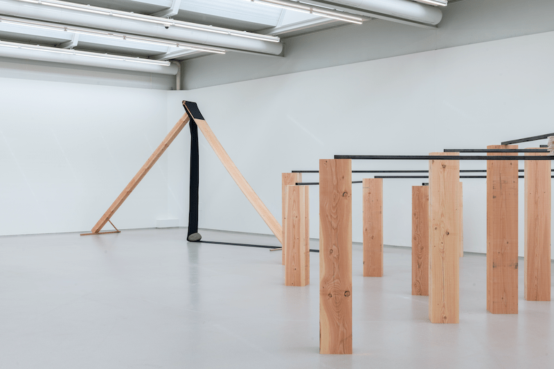 Zaaloverzicht ‘Kishio Suga – Where both sides meet’, foto: LNDWstudio