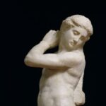 Een marmeren beeld van een naakte man die Apollo voorstelt