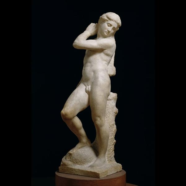 Een marmeren beeld van een man die Apollo voorstelt