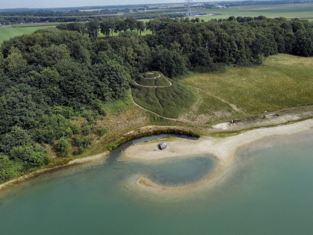 Broken Circle/Spiral Hill door Robert Smithson (1971). Foto: Mark Rammers (2025)