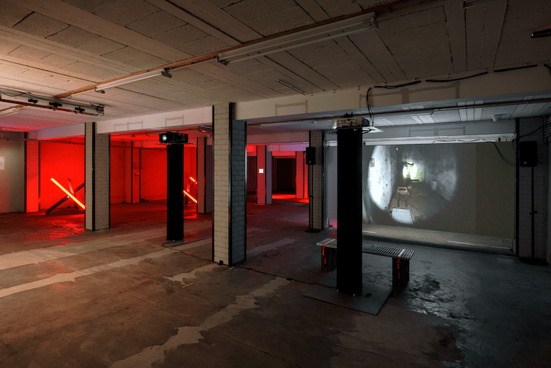 Zaaloverzicht ‘Emerging exits’, met werk van Jeroen Jongeleen, foto: Aad Hoogendoorn
