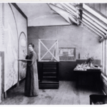 Wilhelmina Drupsteen aan het werk aan de tentoonstelling 'De Vrouw 1813-1913'