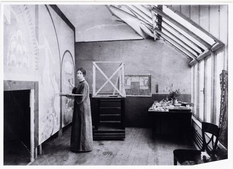 Wilhelmina Drupsteen aan het werk aan de tentoonstelling 'De Vrouw 1813-1913'