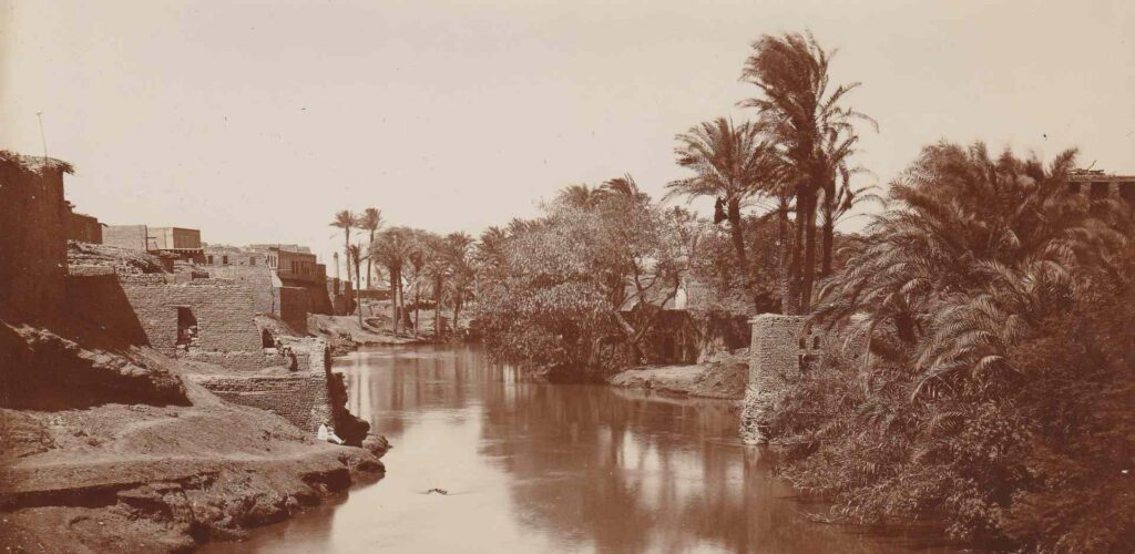 Bahr Yusuf in Medinet el-Fayum (Egypt), Georg Schweinfurth, who accompanied Heinrich Schliemann and Rudolf Virchow on their journey in the Fayum in 1888, sitting on the bank on the left. © private (with kind permission) / Photo: Rudolf Virchow, 1888