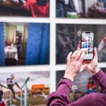 Een bezoeker in Fotomuseum Hilversum, het voormalige Museum Hilversum