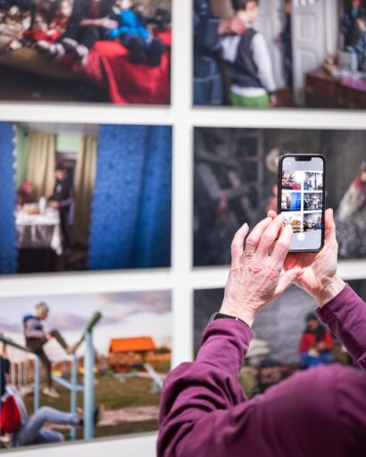 Een bezoeker in Fotomuseum Hilversum, het voormalige Museum Hilversum