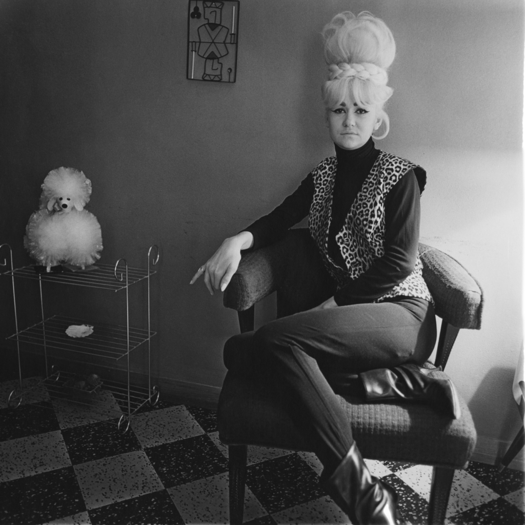 Diane Arbus, Lady bartender at home with a souvenir dog, New Orleans, La. 1964 © The Estate of Diane Arbus, Collection Maja Hoffmann/LUMA Foundation