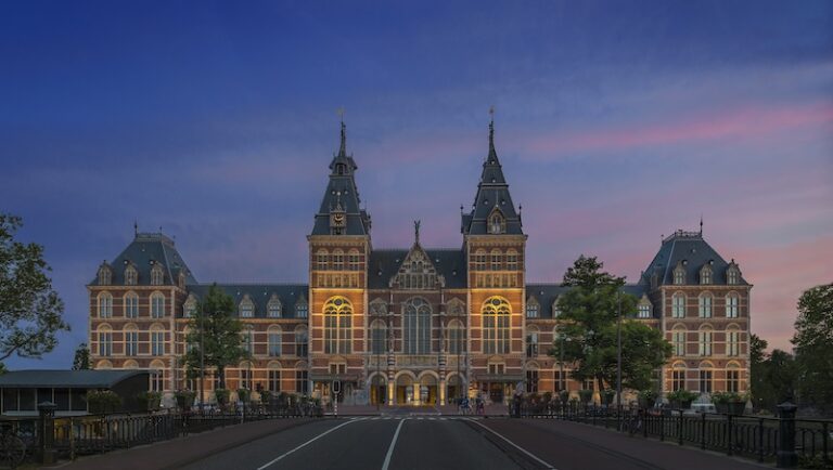Exterieur Rijksmuseum Amsterdam, foto: John Lewis Marshall.jpg