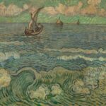 Een schilderij van een zee, met golven en vier boten, geschilderd in de stijl van Vincent van Gogh