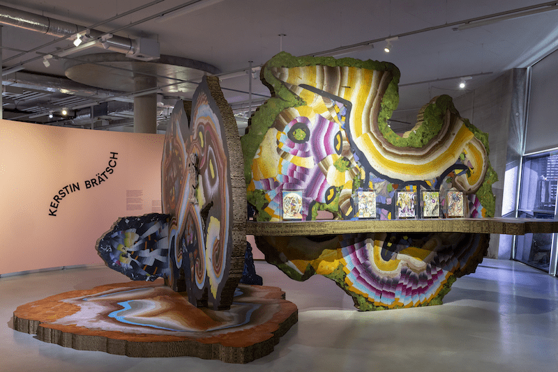 Zaaloverzicht ‘Beyond Surrealism’ met werk van Kerstin Brätsch, foto: Natascha Libbert