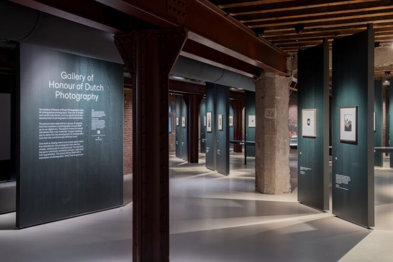 Zaaloverzicht ‘Eregalerij van de Nederlandse fotografie’, foto: Iwan Baan