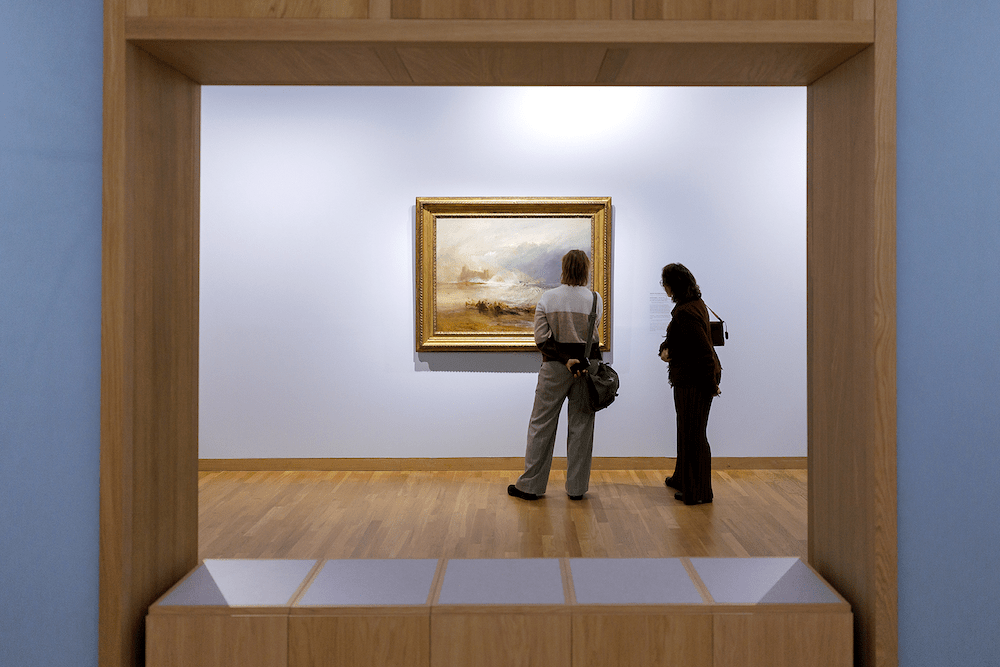 Bezoekers bij J.M.W. Turner, ‘Wreckers-Coast of Northumberland, with a Steam-Boat Assisting a Ship off Shore’, 1833-34, foto: Aad Hoogendoorn