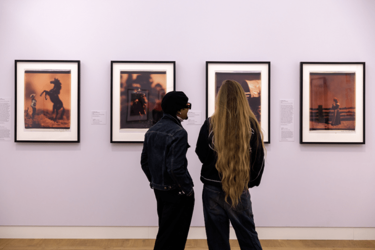 01 Foto door Aad Hoogendoorn Zaaloverzicht ‘American Myth & Memory – David Levinthal Photographs’, foto: Aad Hoogendoorn