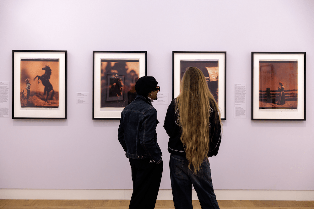 Zaaloverzicht ‘American Myth & Memory – David Levinthal Photographs’, foto: Aad Hoogendoorn