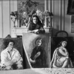 Amrita Sher-Gil met haar schilderijen, Parijs, circa 1930, foto: Umrao Sigh Sher-Gil