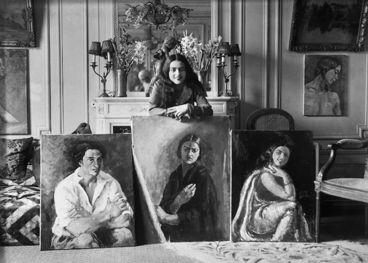 Amrita Sher-Gil met haar schilderijen, Parijs, circa 1930 (foto: Umrao Sigh Sher-Gil, courtesy The Sher-Gil Archives en PHOTOINK)
