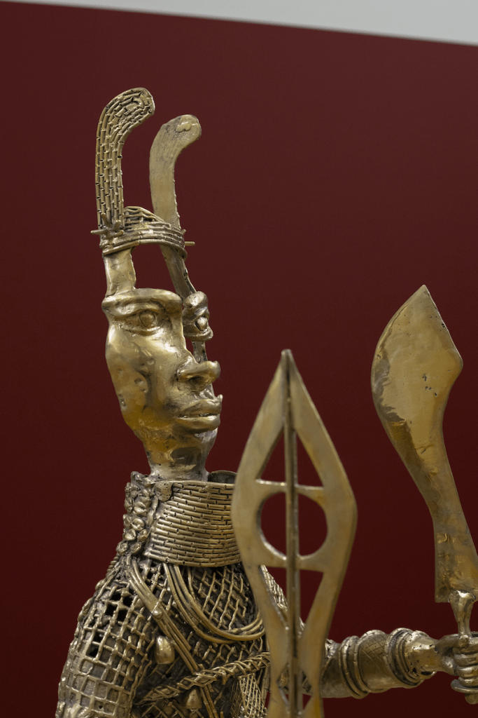 Zaalbeeld 'Back to Benin' met Enotie Ogbebor, 'Vaartuig van Ase', 2025, foto: Peter Tijhuis