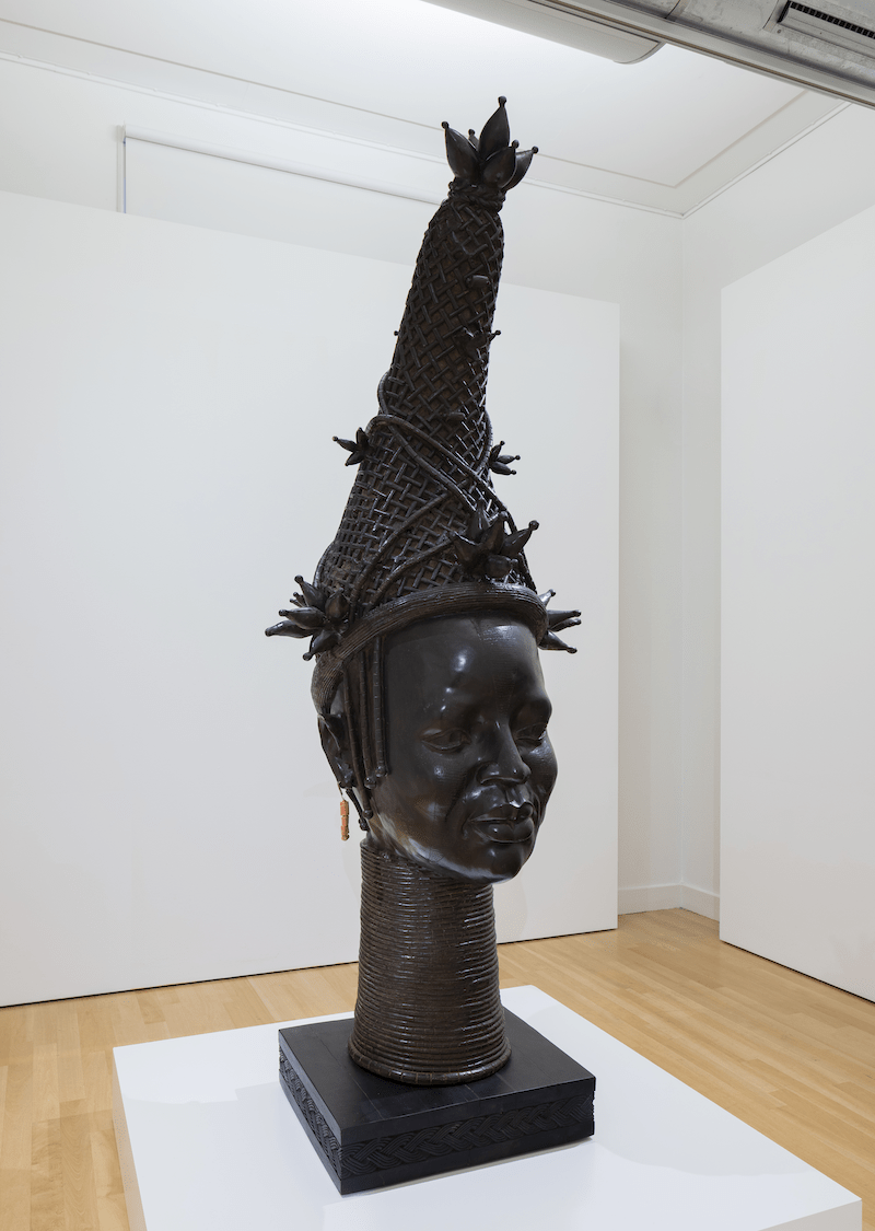 Zaalbeeld 'Back to Benin' met Phil Omodamwen, 'Koningin Idia', 2025, foto: Peter Tijhuis