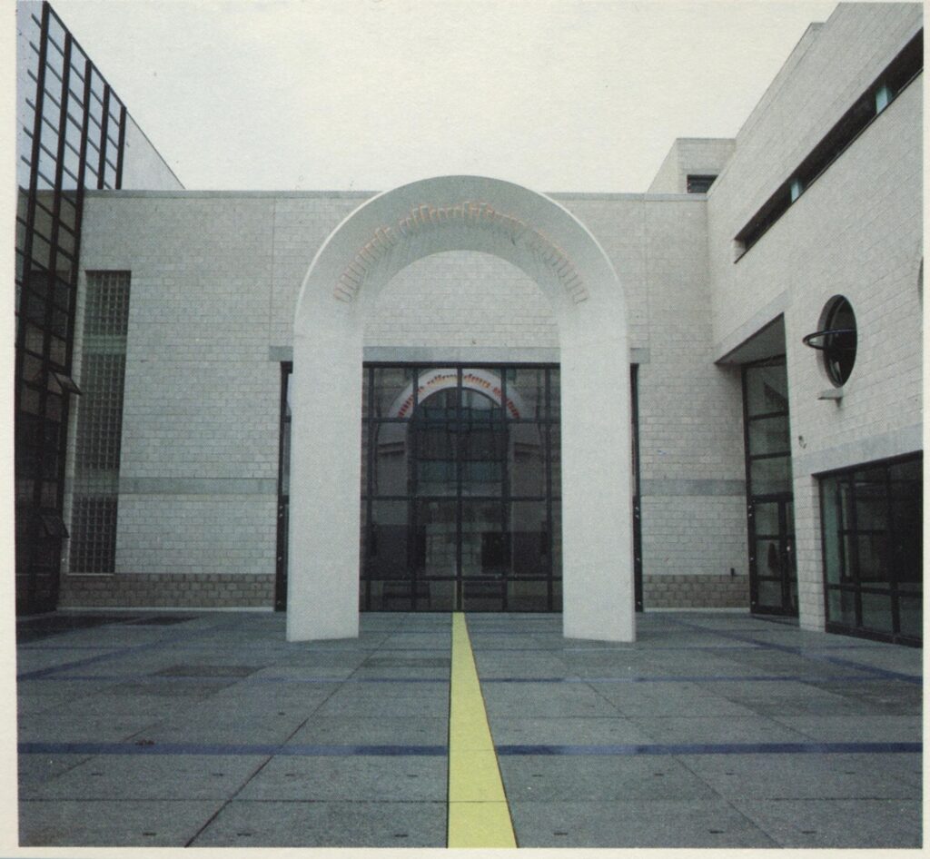 Entree van de Stadsgalerij, Raadhuisplein 19, Heerlen, foto: Historisch Centrum Limburg, Collectie 328-010, nummer P01-31323