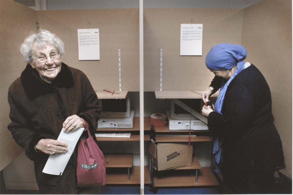 Stemmers in een stemhokje, foto: Joost van den Broek