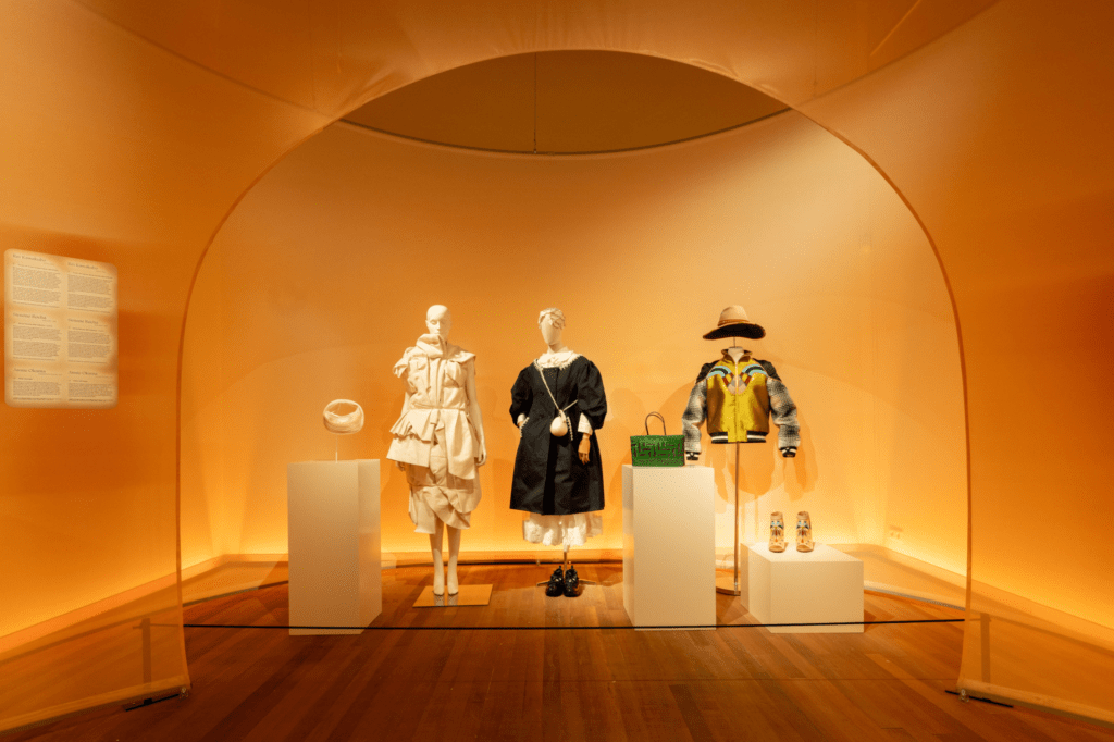 V.l.n.r. het werk van Rei Kawakubo, Simone Rocha, Jamie Okuma, foto: Michelle Muus Fotografie