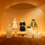 V.l.n.r. het werk van Rei Kawakubo, Simone Rocha, Jamie Okuma, foto: Michelle Muus Fotografie