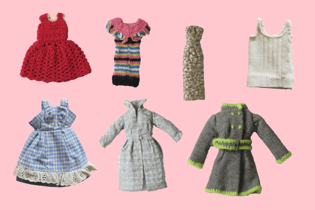 Poppenkleding uit de jaren zestig en zeventig, afkomstig uit een schenking van bijzondere modepoppen aan het Nederlands Openluchtmuseum.