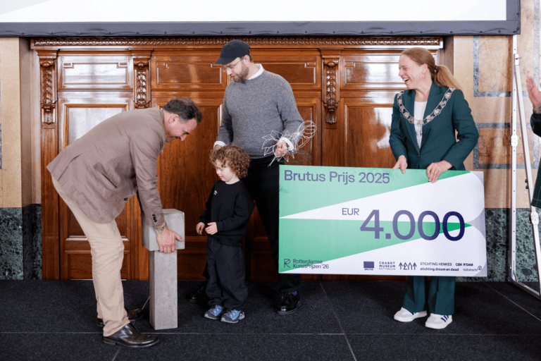 Jason Hendrik Hansma ontvangt de Brutus Prijs, foto: Aad Hoogendoorn