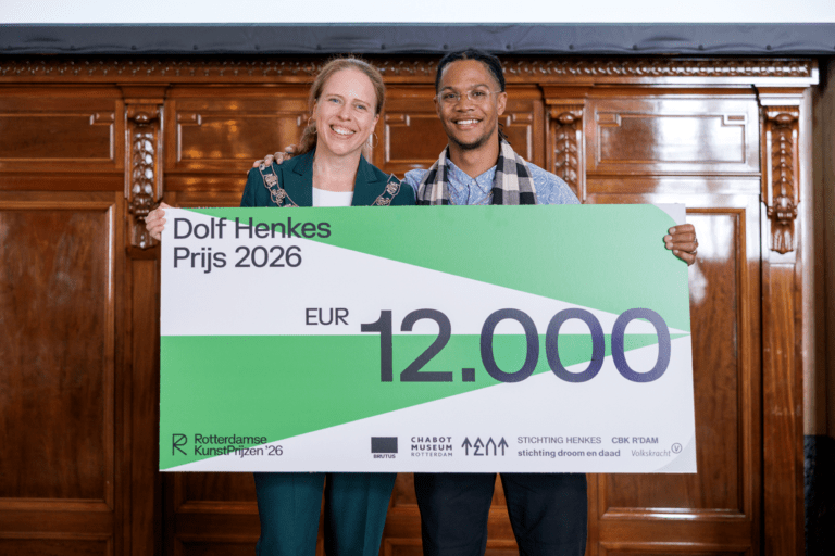 Jaasír Linger ontvangt de Dolf Henkes Prijs, foto: Aad Hoogendoorn