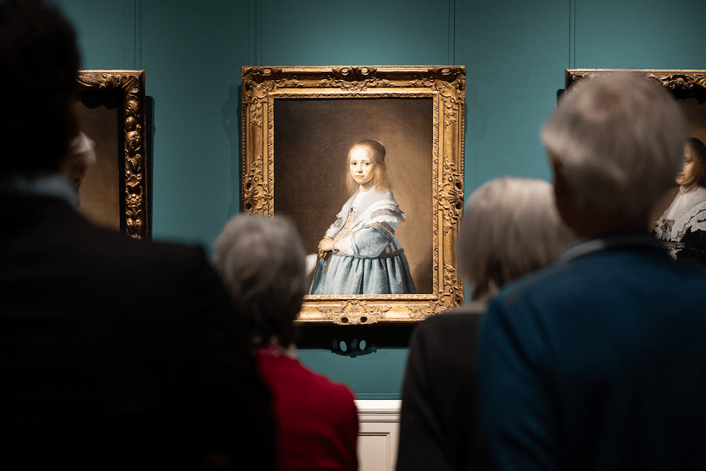 Zaaloverzicht ‘Het raadsel van het meisje in het blauw’, foto: Maarten Nauw