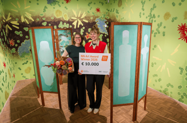 Fiona Lutjenhuis met conservator van de NN Kunstcollectie en juryvoorzitter Maartje de Roy van Zuydewijn, foto: Marco De Swart