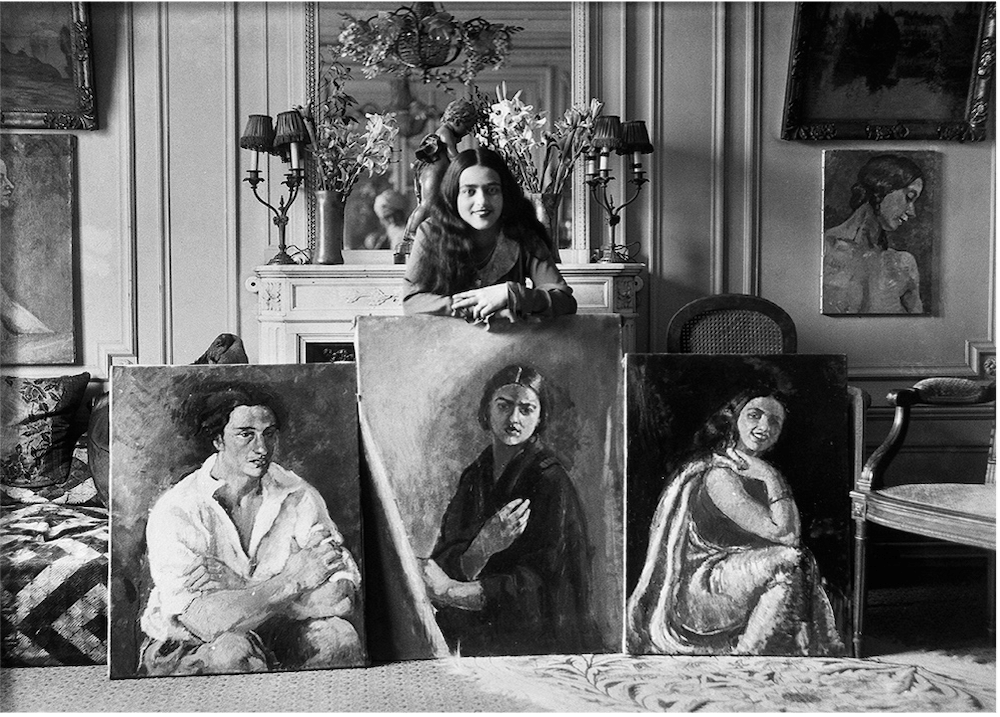 Amrita Sher-Gil met haar schilderijen, Parijs, ca. 1930, foto: Umrao Singh Sher-Gil / The Sher-Gil Archives