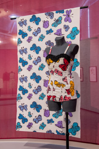 Zaaloverzicht ‘Wilde rokken – Cobra-kunst als textiel’, foto: LNDWstudio