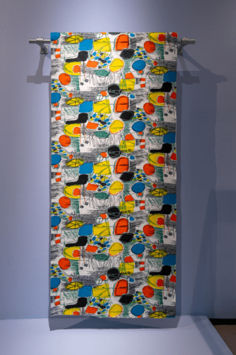 Museum_Cobra_23-04-2026_LNDWstudio_DSC_6989-HDR (1) Zaaloverzicht ‘Wilde rokken – Cobra-kunst als textiel’, foto: LNDWstudio