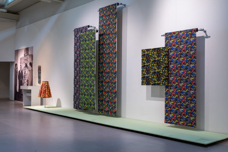 Zaaloverzicht ‘Wilde rokken – Cobra-kunst als textiel’, foto: LNDWstudio