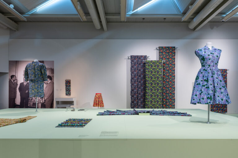 Zaaloverzicht ‘Wilde rokken – Cobra-kunst als textiel’, foto: LNDWstudio