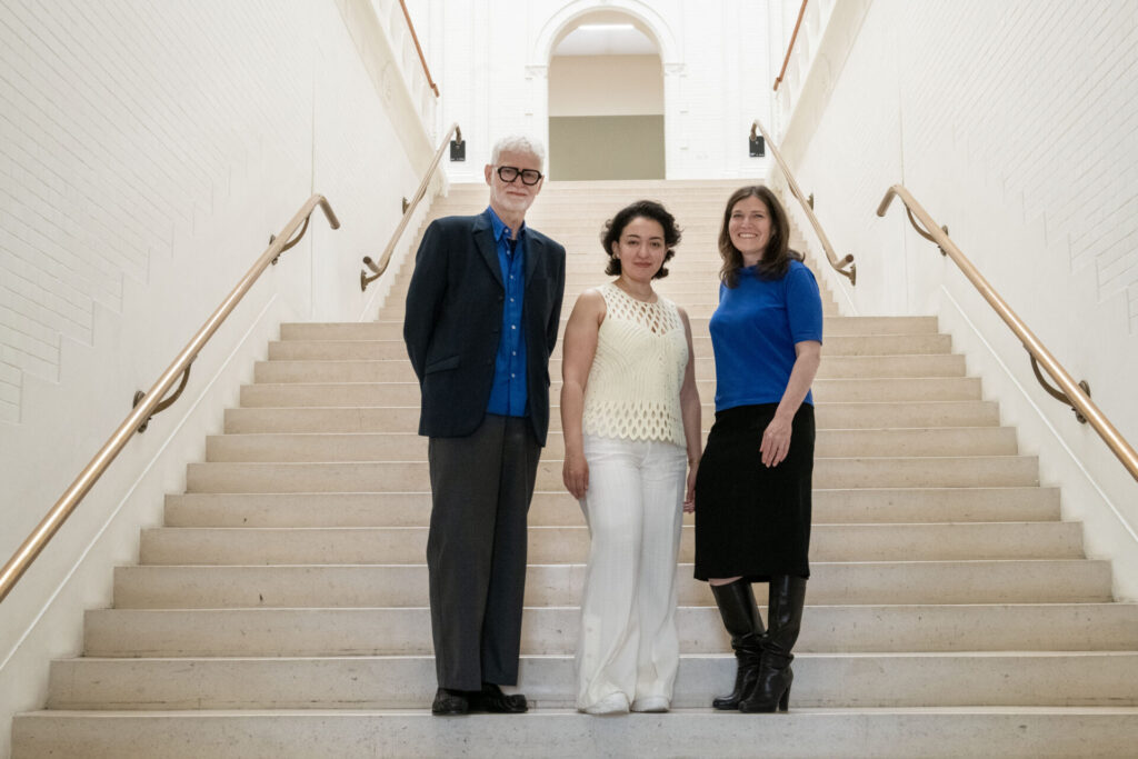 V.l.n.r. Rein Wolfs (directeur Stedelijk Museum Amsterdam), Hend Samir (winnaar veertiende editie ABN Amro Kunstprijs) en Danila Cahen (curator van de ABN Amro Kunstcollectie)
