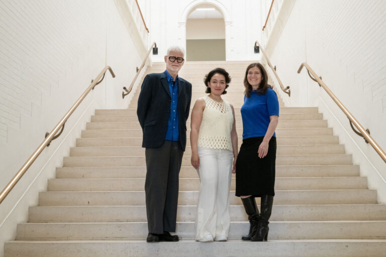 unnamed-82 V.l.n.r. Rein Wolfs (directeur Stedelijk Museum Amsterdam), Hend Samir (winnaar veertiende editie ABN Amro Kunstprijs) en Danila Cahen (curator van de ABN Amro Kunstcollectie)