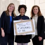 Sondi, winnaar van de Volkskrant Beeldende Kunstprijs, met directeur Anne de Haij (links) en juryvoorzitter Ingrid van Engelshoven (rechts), foto: Aad Hoogendoorn