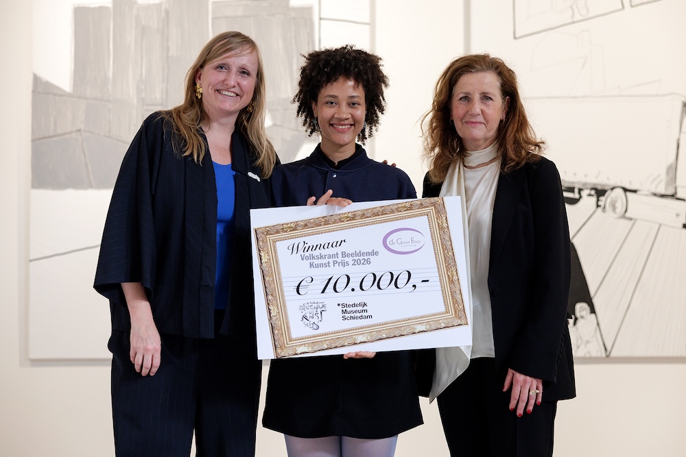 Sondi, winnaar van de Volkskrant Beeldende Kunstprijs, met directeur Anne de Haij (links) en juryvoorzitter Ingrid van Engelshoven (rechts), foto: Aad Hoogendoorn