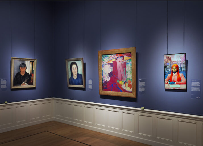 Midden: Leo Gestel, ‘Dame met grote hoed in prieel’, 1913; rechts: Sin Wai Kin, ‘The Storyteller’, 2023, foto: Gert Jan van Rooij