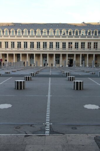 Daniel Buren, ‘Les Deux Plateaux’, 1985-86, foto: Fred Romero via Flickr