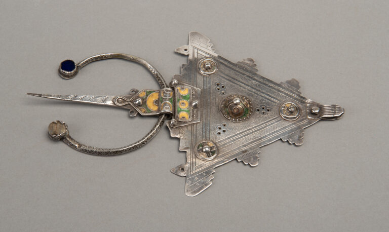 Kledingspeld Kledingspeld uit de regio Tiznit, Marokko, ca. 1950, in ‘Fibula’s vol verhalen’, foto: Rijksmuseum van Oudheden