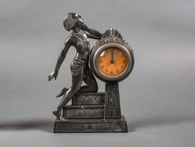 Klok-in-Egyptische-stijl ‘Klok met Egyptisch geïnspireerd figuur’, ca. 1925, in ‘De tijd tikt’, foto: Rijksmuseum van Oudheden